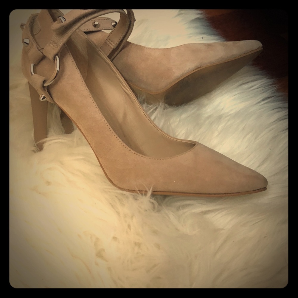 Kendall & Kylie beige suede pumps